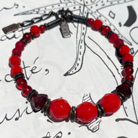 Red beaded bracelet. Glass, crystal and bronze. 